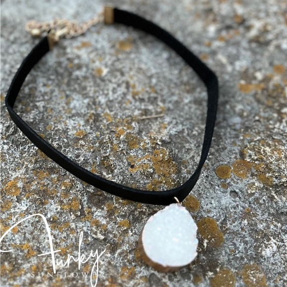 White Stone Choker Necklace - Picture 3 of 6
